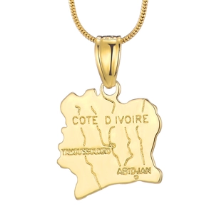 Macro del ciondolo mappa della Costa d'Avorio placcato oro 18K con città incise