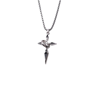 Collier minimaliste croix noire avec anneau argenté sur chaîne maille box pour hommes