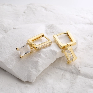 Eleganti orecchini geometrici placcati in oro con zirconi quadrati su base di pietra