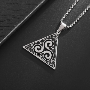 Dettaglio del ciondolo a triangolo vichingo con nodi celtici su catena a serpente