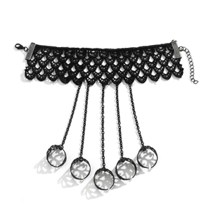 Vista dettagliata del bracciale ad anello in pizzo nero con catene e anelli conici