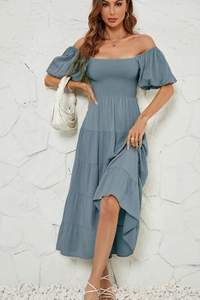 Détail de la robe maxi bleue à épaules dénudées avec taille froncée et jupe à étages