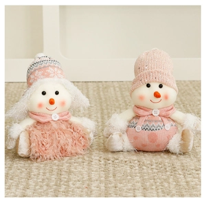 Détail de gnomes de Noël en peluche rose et blanc avec bonnets tricotés et paillettes