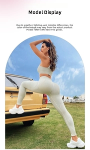 Détail d'un ensemble de yoga côtelé à taille haute porté par un mannequin en extérieur