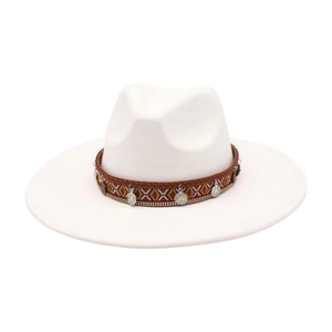 Détails du chapeau fedora blanc à large bord avec ruban ethnique et pendentifs argentés
