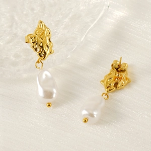 Boucles d'oreilles en perles d'eau douce baroques et clous irréguliers en acier titane doré