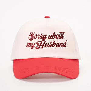 Casquette de baseball bicolore en coton beige et rouge avec broderie Sorry about my Husband