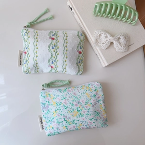 Mini porte-monnaie en coton à imprimé floral avec fermeture éclair verte sur fond blanc