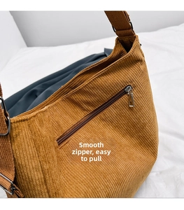 Détail du sac en velours côtelé caramel avec fermeture éclair et bandoulière