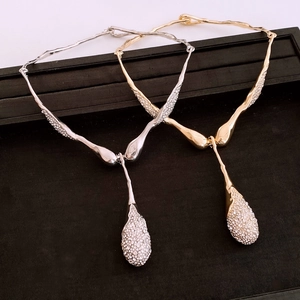 Détail des colliers pendentifs goutte argent et or avec cristaux sur velours noir
