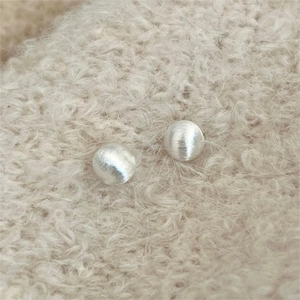Minimalistische Kugelohrstecker aus 925er Sterlingsilber mit gebürsteter Oberfläche