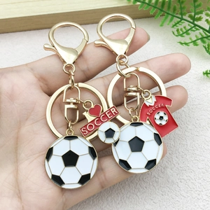 Goldenes Fußball Schlüsselanhänger Set mit Herz Anhänger und schwarz weißen Bällen