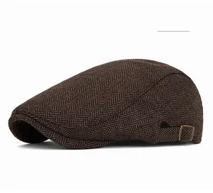 Dettaglio della fibbia laterale regolabile e del motivo a spina di pesce del cappello marrone