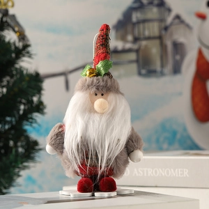 Gnomo di Natale in piedi con cappello scozzese, barba bianca e base a fiocco di neve