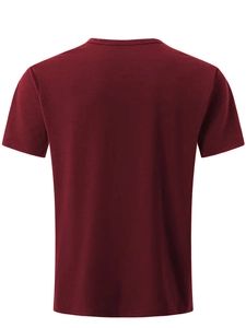 Rückansicht eines weinroten V-Ausschnitt Sport-T-Shirts für Herren auf weißem Grund