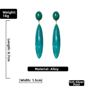 Detailed technical view of 8.7cm vintage emerald drop earrings with size and weight info