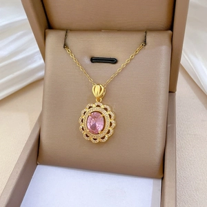 Détail du pendentif ovale en pierre rose dorée avec halo de diamants sur un collier