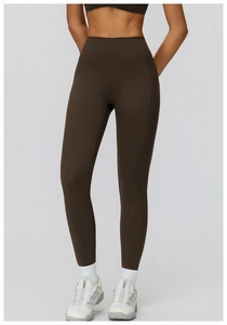 Détail du legging de yoga brossé marron foncé à taille haute et de la brassière