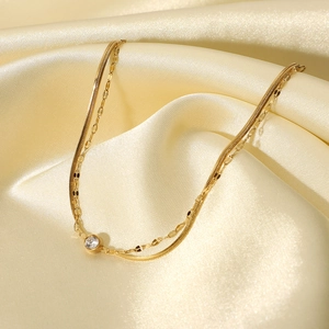 Dettaglio del bracciale a doppio strato placcato oro 18K con catena snake e zircone