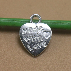 Colgante de corazón plateado con grabado 'Made with Love' para creación de joyas DIY