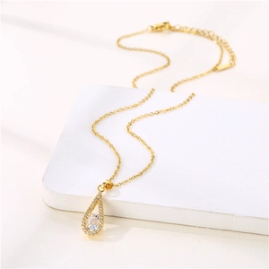 Collier goutte d'eau élégant plaqué or avec pierres de zircone scintillantes pour femme