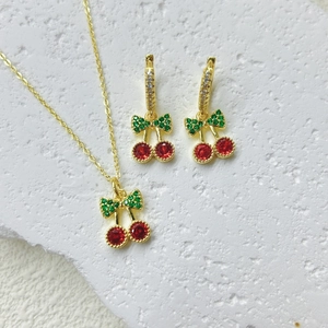 Süßes rotes Kirsch-Schmuckset mit goldener Halskette und passenden Ohrsteckern für Damen