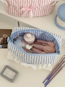 Trousse à maquillage matelassée à rayures bleues et blanches avec dentelle, nœud et pinceaux