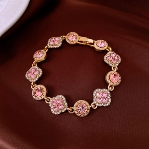 Détail macro du bracelet doré avec cristaux roses et maillons ronds sertis