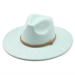 Detail eines hellblauen Fedora-Hutes mit braunem Flechtband und Wildleder-Struktur