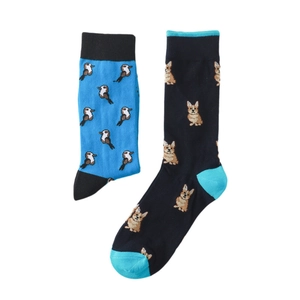 Détails de chaussettes en maille avec motifs pixelisés de chien et d'oiseau bleus