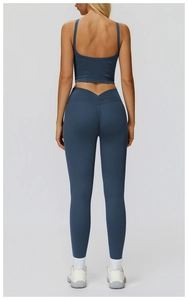 Dettaglio dei leggings yoga blu navy con taglio a V e design arricciato per sollevamento