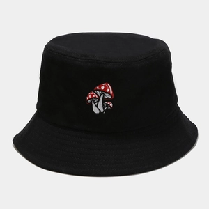 Gros plan sur la broderie champignon rouge d'un chapeau bob en toile de coton noir