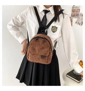 Brauner Cord-Mini-Rucksack mit Smiley-Muster, getragen im modernen College-Stil Look