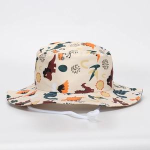 Détail d'un chapeau bob pour enfants avec motif dinosaure et mentonnière réglable