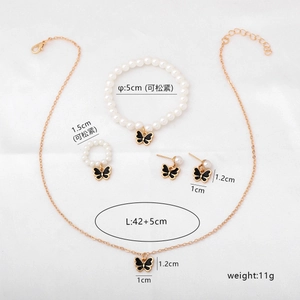 Détails du coffret bijoux 5 pièces avec perles et papillons sur collier et bracelet