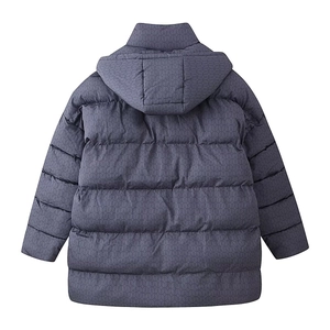 Détail d'une doudoune à capuche violet foncé avec des motifs géométriques ovales uniques