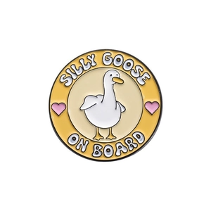 Broche en métal oie de dessin animé avec texte Silly Goose On Board et cadre jaune