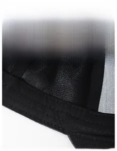 Dettaglio della fodera in mesh traspirante e della fascia tergisudore del cappello