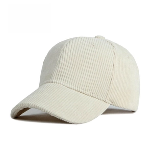 Gros plan détaillé montrant la texture douce du velours côtelé de la casquette crème