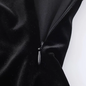 Primer plano macro de cremallera invisible en vestido de terciopelo negro y encaje