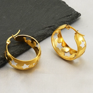 Goldene hohle Stern-Creolen aus vintage Edelstahl in hochwertigem, minimalistischem Stil