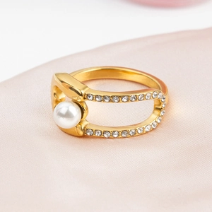 Élégante Bague en Acier Inoxydable Plaqué Or 18K Avec Künstliche Perle Artificielle et Strass Bijou Minimaliste Ajouré pour Femme