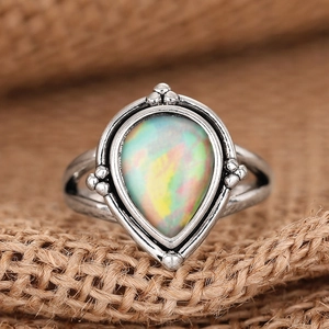 Bague vintage en argent vieilli avec pierre multicolore en goutte et perles ethniques