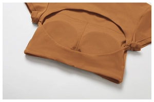 Détail du haut de yoga caramel avec coussinets intégrés et tissu élastique respirant