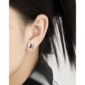Minimalist S925 sterling silver bow earrings featuring a black rectangular gemstone