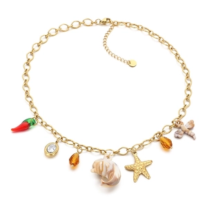 Collier en acier doré avec pendentifs colorés coquillage, étoile de mer et piment d'été