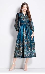 Détail de robe maxi imprimé paisley avec col en V et ceinture à nouer à la taille