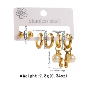 Vue détaillée du lot de boucles d'oreilles dorées en acier avec main de Fatma et perle