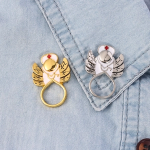 Broche médicale avec chapeau d'infirmière et stéthoscope servant de support de lunettes