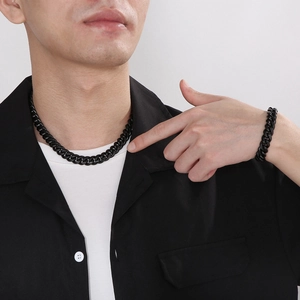 Détail de l'ensemble collier et bracelet à maillons cubains noirs mats de 10 mm pour homme